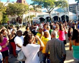 Evangélicos de Nova Friburgo oram pelo Brasil na Praça Dermeval