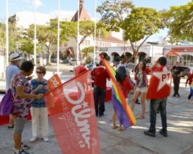 Manifestantes pró-governo concentram-se na Praça Dermeval Barbosa Moreira