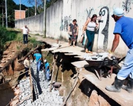 Prefeitura reconstrói passarela entre Duas Pedras e a Chácara do Paraíso