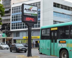 Outono chega com atraso e muda paisagem urbana