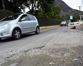 Perigo na Via Expressa com desníveis na pista