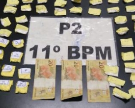 Dupla oferece cocaína para PMs sem farda