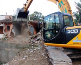 Prefeitura começa a demolir mais de 90 casas interditadas em Nova Friburgo 