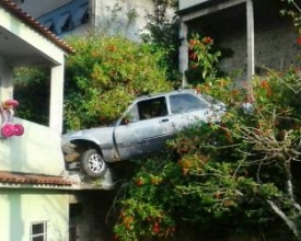 Carro invade casa em Conselheiro Paulino