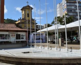 Lago da Praça Dermeval é revitalizado e ganha nova pintura, chafariz e iluminação