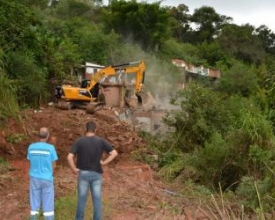 Começa a demolição de casas interditadas em áreas de risco na Vilage