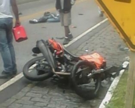 Motociclista morre ao bater em carro na RJ-116
