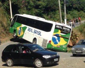 Ônibus com estudantes fica emperrado na Curva da Macumba