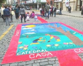 Tapetes de Corpus Christi são finalizados no início da tarde
