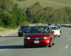 Dirigir durante o dia com farol baixo em rodovias agora é lei