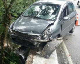 Carro bate em mureta e quase cai em rio na RJ-116
