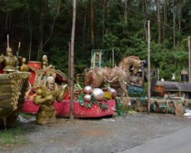 Alegorias do último carnaval seguem abandonadas no Catarcione