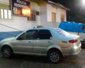 Taxista tem carro roubado por dupla durante corrida