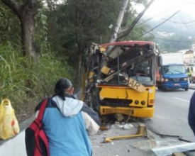 Ônibus escolar bate em poste e cinco estudantes ficam feridos no Bairro Ypu