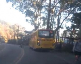 Ciclista bate na traseira de ônibus e se fere na RJ-150