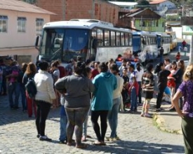Dia de protestos no bairro Varginha após acidente com ônibus escolar