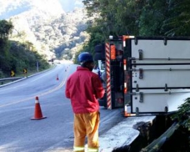 Caminhão tomba na subida da serra da RJ-116