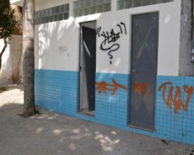 Banheiro público de R$ 40 mil depredado na Avenida Campesina