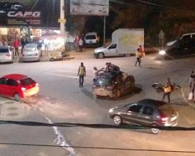 Motociclista para no teto de carro após acidente em Conselheiro