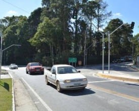 Semáforos são instalados em trevo de acesso à Mury-Lumiar
