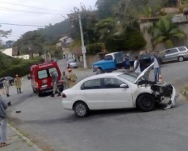 Colisão deixa mulher ferida no Vale dos Pinheiros