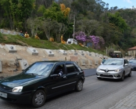 Motociclista bate a cabeça em muro na RJ-116