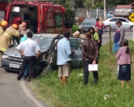 Acidente entre carro e ônibus deixa ferido