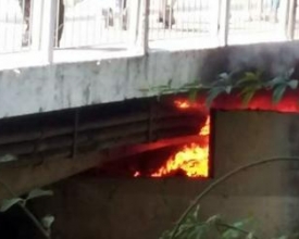 Fogo sob a ponte da Rua Sete de Setembro mobiliza bombeiros nesta segunda-feira