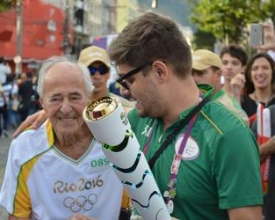 Momento de emoção: Miguel Ruiz conduz a tocha em frente à Prefeitura