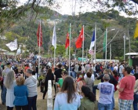 Friburguenses festejam a tocha olímpica na Praça do Suspiro