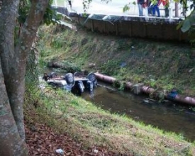 Carros caem no Rio Cônego e no Rio Grande neste domingo