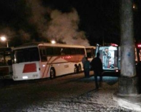 Ônibus abandonado pega fogo às margens do Rio Bengalas