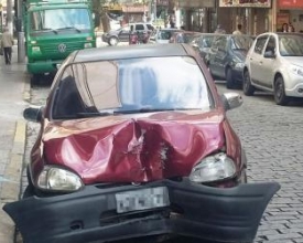 Motorista passa mal e bate o carro em poste no Centro