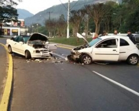 Colisão entre carros deixa dois jovens feridos em Olaria