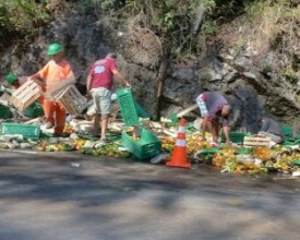 Caminhão tomba e deixa motorista ferido na RJ-116