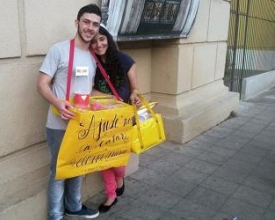 Jovem casal vende docinhos para fazer festa de casamento
