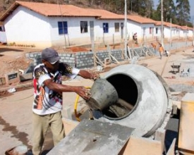 Prefeitura inicia obras no entorno de casas invadidas no Parque das Flores