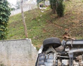 Carro desce barranco e motorista fica ferido no Paissandu