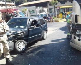 Carro e carreta colidem e deixam casal ferido em Duas Pedras