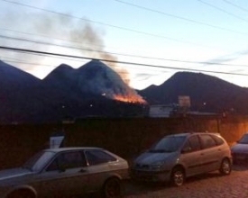 Incêndio florestal devasta área no Vale dos Pinheiros