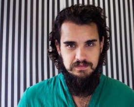 Após campanha de financiamento, ator carioca apresenta peça em Nova Friburgo