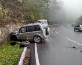 Colisão fere quatro pessoas e caminhão quase derruba poste na serra