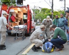 Jovem sofre convulsão e cai de moto no Centro