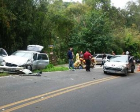 Colisão entre carros deixa jovem e idoso feridos em Amparo