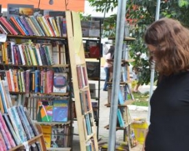 Projeto cultural itinerante vende livros a partir de R$ 1