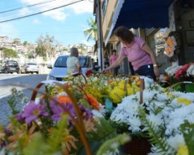 Flores e celebrações para reverenciar os entes queridos 