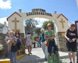 Feriado de finados movimenta cemitérios da cidade