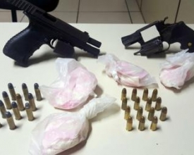 Três jovens são detidos com armas e cocaína no Alto de Olaria e no Maringá