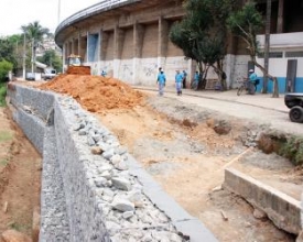 Prefeitura conclui muro de contenção na Avenida Campesina