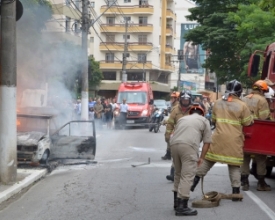 Carro pega fogo na Avenida Comte Bittencourt